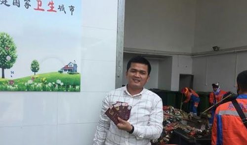 ?？谑忻駚G護照 環衛工翻檢5噸垃圾找到