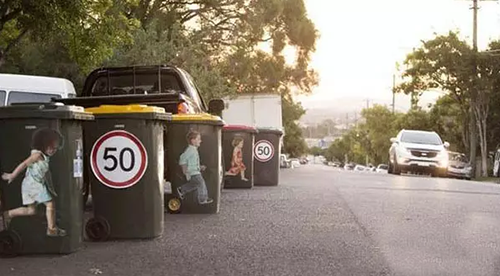 垃圾桶上貼安全標識，提醒司機‘不要超速’
