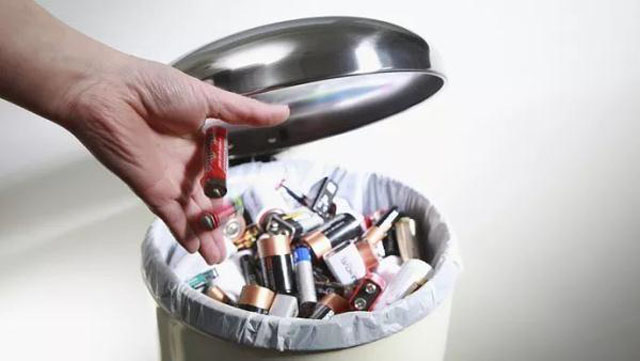 有害垃圾危害大，請(qǐng)投有害垃圾桶集中處置