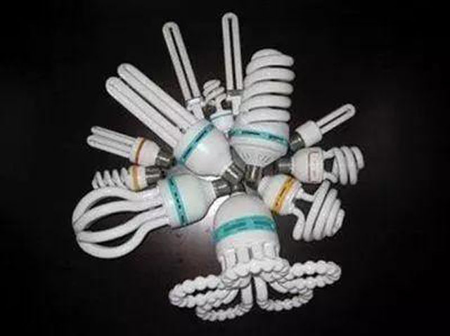 有害垃圾危害大，請(qǐng)投有害垃圾桶集中處置